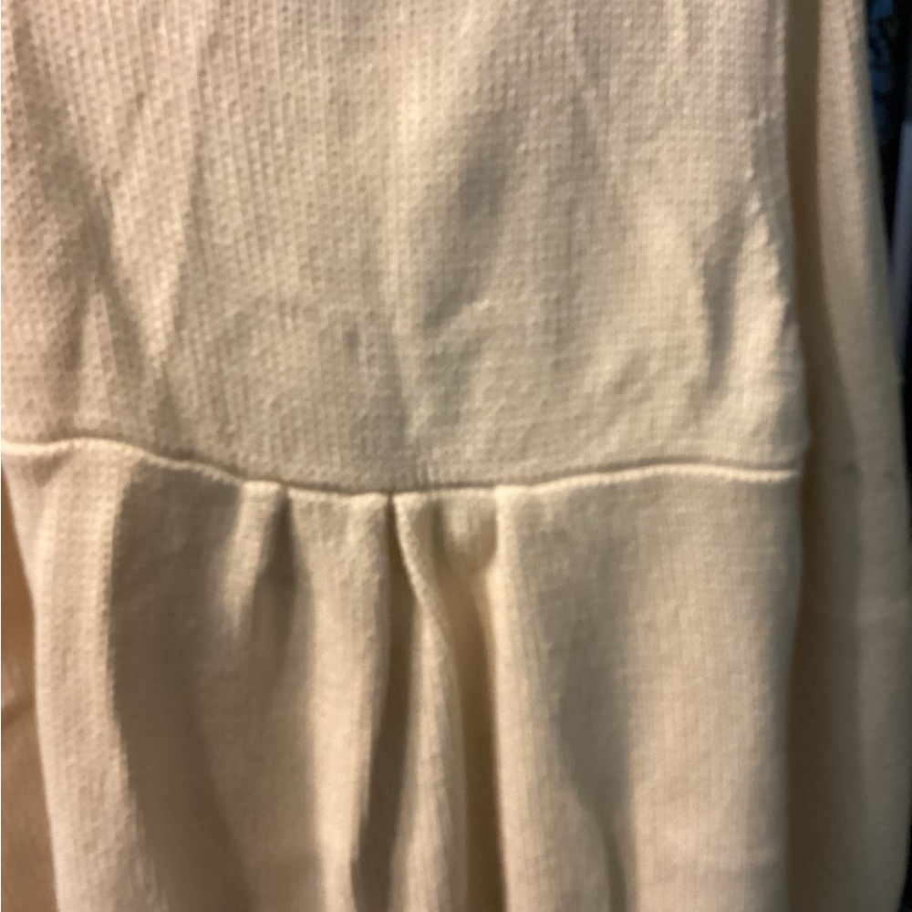 Beautiful sweater with fitted back, sculpted pockets. - Picture 2 of 7